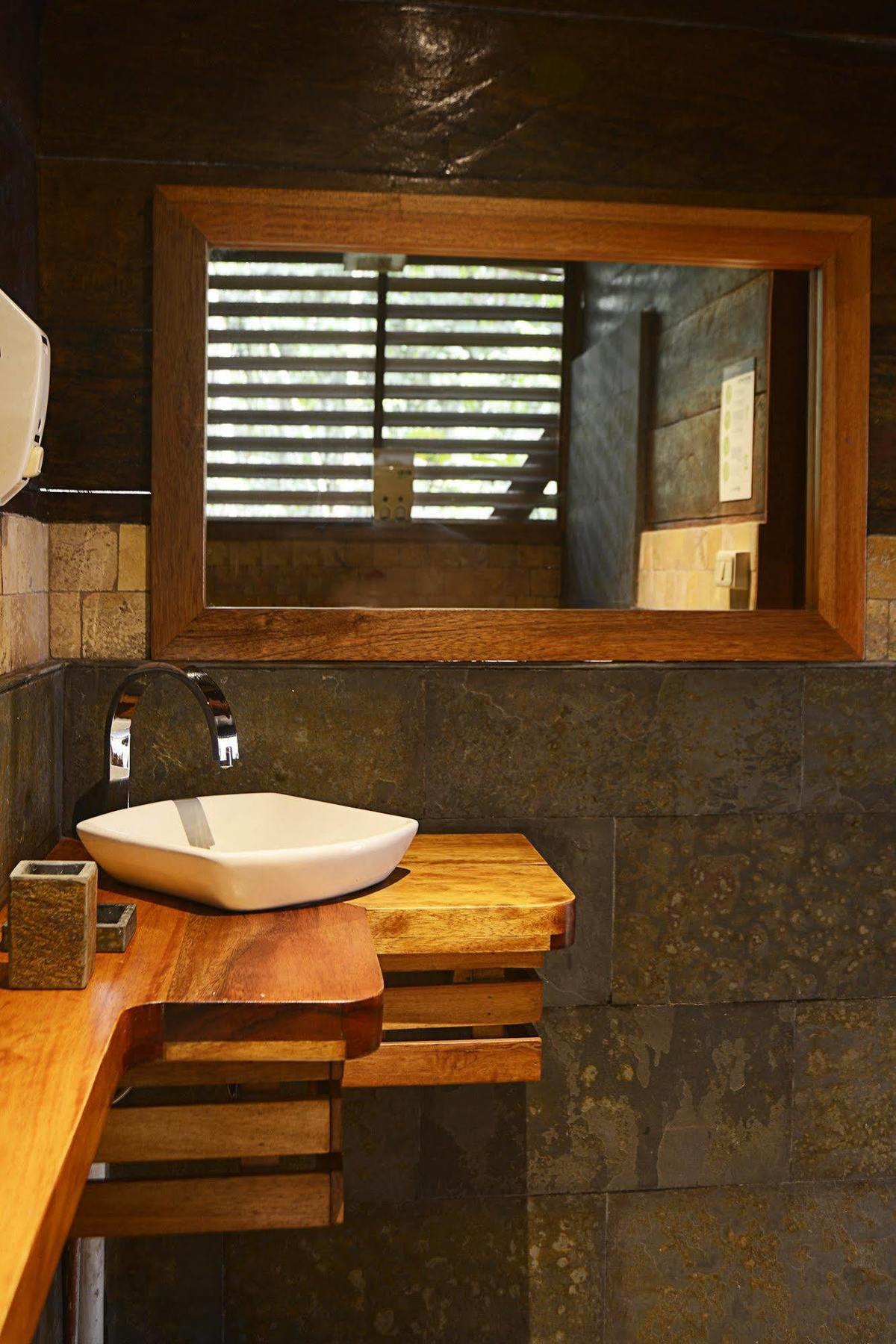 Jamu Lodge Puerto Montufar Eksteriør bilde